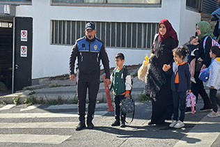 KÂĞITHANE’DE ZABITA EKİPLERİ OKUL ÇEVRESİNDE ÖĞRENCİ GÜVENLİĞİNİ SAĞLIYOR